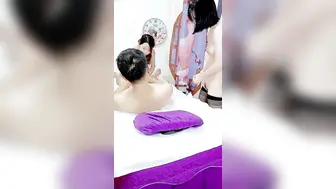 带新男技师培训手法按摩女顾客【下篇】小哥玩起了双飞，享受两个骚逼的口活服务，多体位抽插轮草两女精彩刺激不断