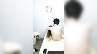 【权少很骚呢】清纯系妹妹上场，肤白貌美小仙女，害怕叫得太大声还捂着嘴，蜜桃臀后入观感极佳，精彩佳作