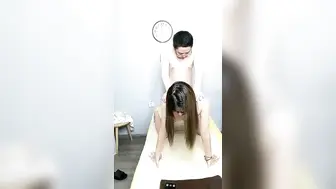 【权少很骚呢】清纯系妹妹上场，肤白貌美小仙女，害怕叫得太大声还捂着嘴，蜜桃臀后入观感极佳，精彩佳作