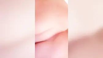 【大一妹妹】大二医学院校花，清纯大眼萌妹子，露脸厕所自慰，粉嫩的鲍鱼里淫液喷涌，00后新鲜胴体任你欣赏
