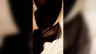 【嫂子在深圳】线下可约，疯狂人妻酒店约3P，单男第一视角，黑丝骚穴，水声叫床声连绵不绝，极品尤物