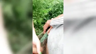 【户外勾引】老板娘周日大清早【上篇】户外勾引个骑三轮车，卖辣椒老大爷，打野战，这逼舔得爽死了大爷