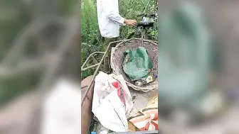 【户外勾引】老板娘周日大清早【上篇】户外勾引个骑三轮车，卖辣椒老大爷，打野战，这逼舔得爽死了大爷