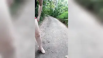【户外勾引啪啪啪】淫荡姐妹花，偏僻小树林旁，勾搭眼镜小伙，极品白嫩桃子奶，无套啪啪玩得就是心跳