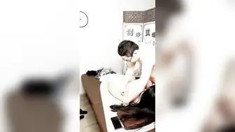 【权少很骚呐】漂亮小少妇，风情万种超有女人味，肤白貌美，紧身牛仔裤下，白嫩胴体，女上位浪叫震天真是骚