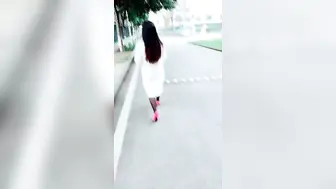 【为人湿表】风骚小少妇出轨寻刺激，户外露出公厕和男炮友啪啪啪