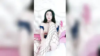 【制服诱惑-3】肥臀御姐系美妞，渔网袜掏出大奶子，手指猛扣骚穴，振动棒舔弄插入，搞得水声哗哗，娇喘嗲嗲呻吟浪叫