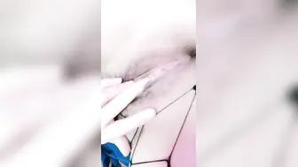 【制服诱惑-4】肥臀御姐系美妞，渔网袜掏出大奶子，手指猛扣骚穴，振动棒舔弄插入，搞得水声哗哗，娇喘嗲嗲呻吟浪叫