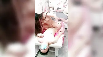 【SPA会馆】美女强制高潮，小哥的按摩手法一流给少妇弄的骚逼已湿透，大鸡巴果断插入多体位蹂躏爆草真刺激