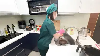 女醫生下班回家還知道要洗碗