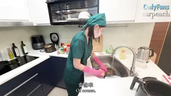 女醫生下班回家還知道要洗碗