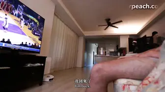 淫荡女警下班回家，连制服都还没脱，就狂舔鲁蛇男友的肉棒