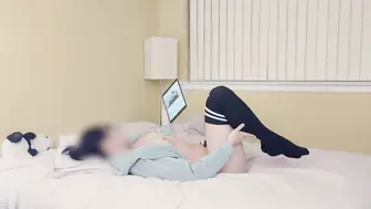 发现我的中国女友在看色情片自慰，然后用我的硬肉棒帮她填满 loliiiiipop99 下面有根棒棒糖 OnlyFans