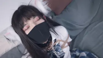 【丝米】《圈养调教男娘小叶2》主人命令小叶去拿牛奶，脚被锁链锁着，只能慢慢挪着过去，因为花的时间太长