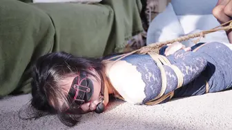 【丝米定拍】《落入面试陷阱的妹子4》少女在面试后被绑架，用柠檬塞嘴后疯狂分泌口水，而后被假阳口塞狠狠塞入
