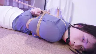 【丝米】《珊瑚的紧缚日记》阳光下，穿着OL装的珊瑚被捆绑在地上，眼神中流露着难以言说的兴奋与疯狂