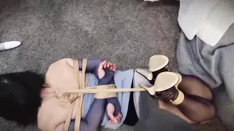 【应召女郎捆绑调教实录】应召女郎上门服务，被严厉调教，吊缚+驷马，脚踢打pp，棒棒强G，猛烈挣扎，叫声销魂，第一视角超欲画面（黑丝，高跟鞋，蒙眼封嘴）