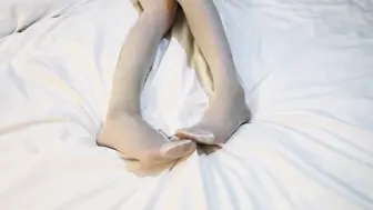 唐可可_白丝骚女友淫穴醒酒，口交猛骑男友肉棒，被操的不停喊救命，最后内射骚穴