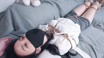 【悠米定拍】字幕版《OL的游戏》 指导下属工作一直偷看我的大腿和足，还偷看绳艺视频，我答应只要他完成工作就陪他好好玩一番～