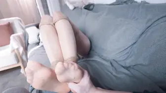 【悠米定拍】字幕版《OL的游戏》 指导下属工作一直偷看我的大腿和足，还偷看绳艺视频，我答应只要他完成工作就陪他好好玩一番～