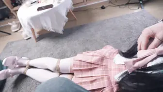【悠米】《应聘的女模特5》我在网上发布一则“应聘绳模”的兼职，没多久一位JK小姐姐就上门咨询，我简单告知她大概要求后