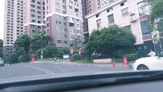 《OL性感女白领下班被司机尾随入室强制绑架》下班随意拦的一辆车，竟成了女白领的…