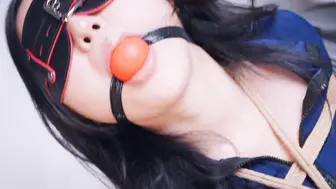 【悠米】定拍 《女侦探的考验》喝完水憋着尿意不能上厕所，缠着麻花腿强制羔潮，后续再放入蛋蛋，在手和蛋蛋以及股绳的攻略下强羔三次才满足。