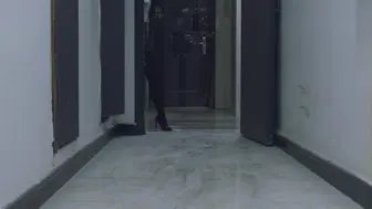 【悠米】《女巡逻官》下 寻找失联同事未果反被罪犯用手铐逮捕！手铐铐脚+吊绑+椅缚+AV棒蛋蛋榨汁+钥匙放在敏感部位拿到并开锁
