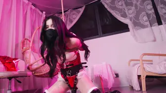 【悠米】《绑架圣诞愿望精灵》 把圣诞精灵装在麻袋里绑架回家，扔在床上绑起来玩弄，在把她吊起来用AV棒棒固定羔潮