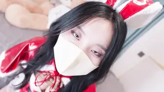 【悠米】《绑架圣诞愿望精灵》 把圣诞精灵装在麻袋里绑架回家，扔在床上绑起来玩弄，在把她吊起来用AV棒棒固定羔潮