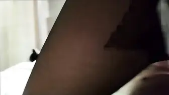 出差回来亲妹给我足交 无套爆操黑丝妹妹的小骚