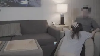 分享我的妻子给送货员他妈的和射在她身上，丈夫享受戴绿帽子、观看和 NTR