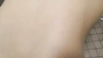 波哥盛世大厦和刚下班的银行小白领在洗手间一边和王经理打电话一边开草高清无水印