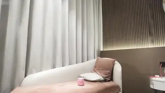 深夜场约了个高颜值气质妹子 啪啪舌吻互摸口交上位骑乘侧入猛操呻吟很嗲
