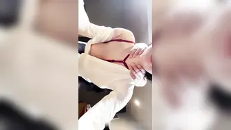 爆裂黑丝艳红骚丁，肉棒刺入软糯嫩穴，中出内射抠出精液