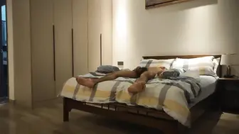 牛仔短裤漂亮少妇，一脸呆萌肉感美腿，抓着大屌深喉