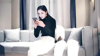 气质白色大衣口技一流性格开朗