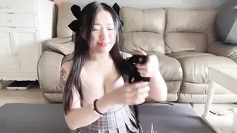 女神变装在家自慰 网黄 Daisybaby 那双手在敏感部位游走，无套地深入她最私密之处