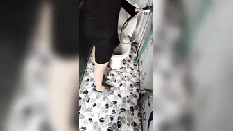 嫂子在洗澡，我突然跑进去，把她吓了一跳，没想到今天嫂子还有点抗拒