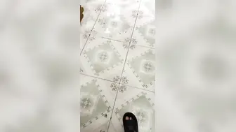 嫂子在洗澡，我突然跑进去，把她吓了一跳，没想到今天嫂子还有点抗拒