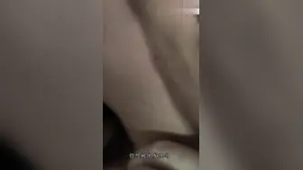 嫂子的淫叫声太大怕被哥哥发现，死死捂住自己的嘴