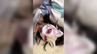 学生妹为了赚生活费，同意和金主爸爸来酒店约拍，慢慢被套路一点一点脱下衣服玩弄