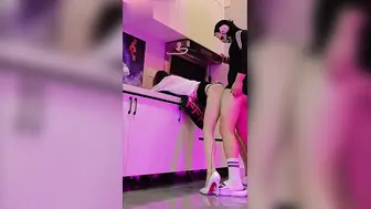 完美身材大长腿！直接趴着后入，女主声音又是嗲嗲的真够反差 淫叫声夹杂着求饶与欲求不满的挑逗，反差极致勾人欲火