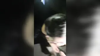 开着宝马王的小情侣，肉肉的女友带个眼镜卖力深喉户外车震无套啪啪疯狂舔逼
