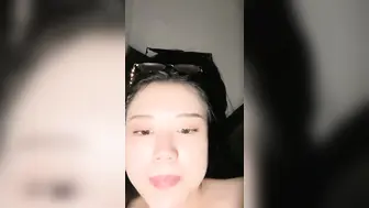开着宝马王的小情侣，肉肉的女友带个眼镜卖力深喉户外车震无套啪啪疯狂舔逼