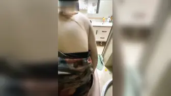 趁妹妹不在家让妹夫好好发泄一下，大姨子主动穿旗袍，勾引妹夫操她骚穴无套内射