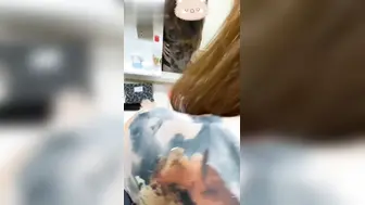 趁妹妹不在家让妹夫好好发泄一下，大姨子主动穿旗袍，勾引妹夫操她骚穴无套内射