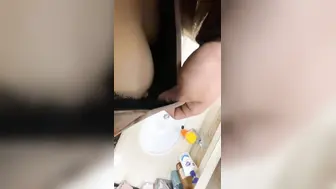 趁妹妹不在家让妹夫好好发泄一下，大姨子主动穿旗袍，勾引妹夫操她骚穴无套内射