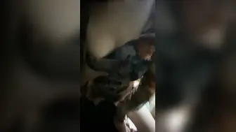 趁妹妹不在家让妹夫好好发泄一下，大姨子主动穿旗袍，勾引妹夫操她骚穴无套内射