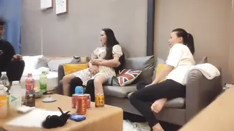 酒店淫乱一樓外流 4P夜就喜欢操人妻